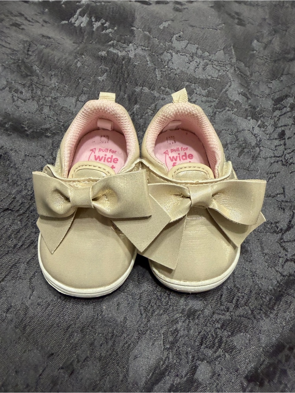 Stride Rite Girls Bow Slip-On Sneakers in Cream and Pink